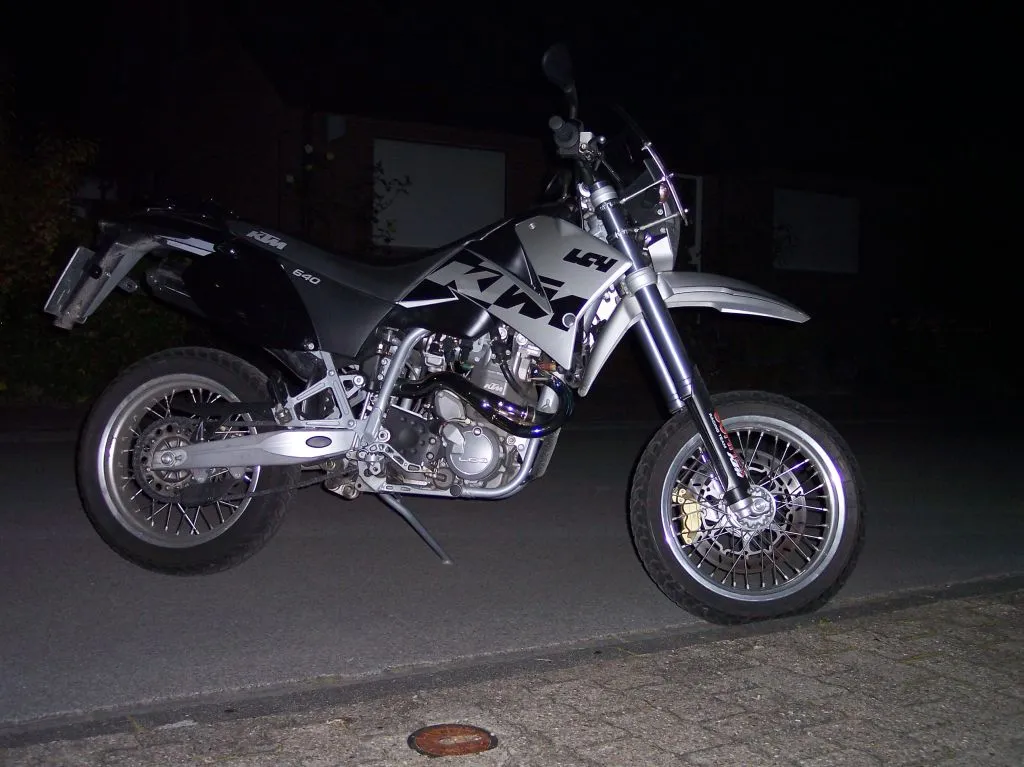 KTM 640 LC4 Supermoto zijaanzicht