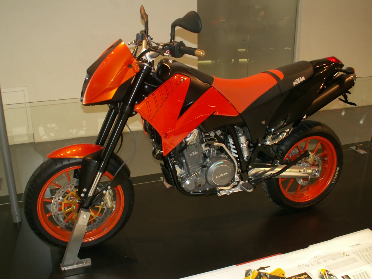 KTM 640 Duke II streetfighter in oranje kleurstelling, zijaanzicht