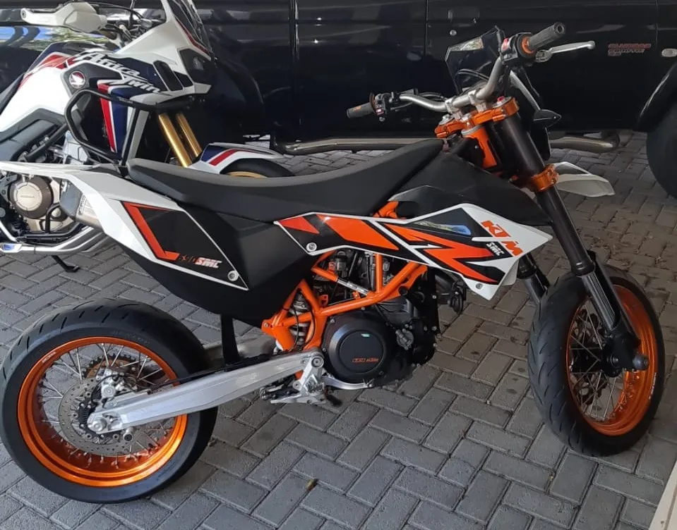 KTM 690 Supermoto R 2014 zijaanzicht