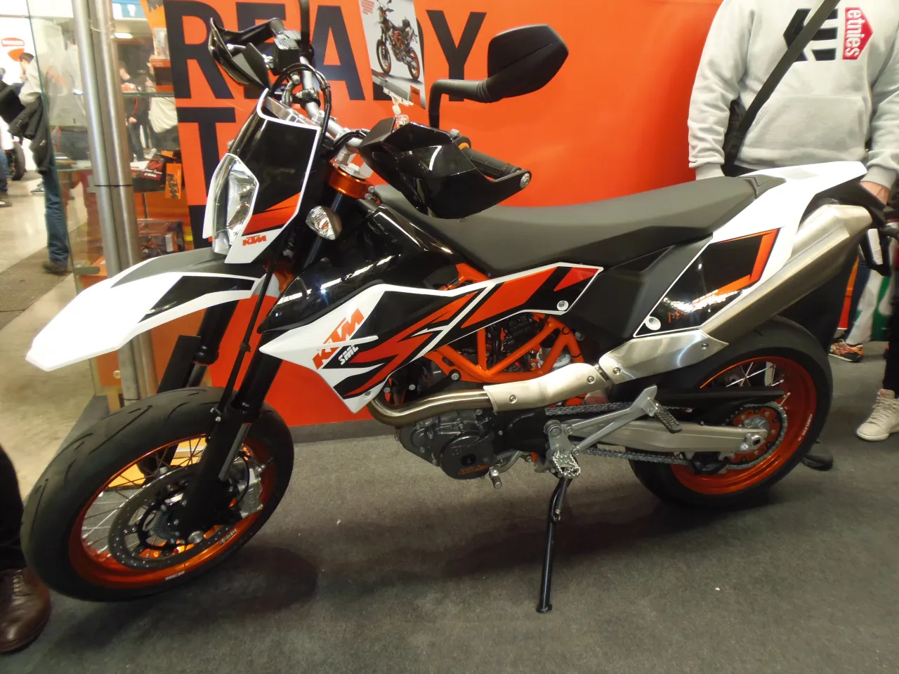 KTM 690 Supermoto R ABS 2015 zijaanzicht
