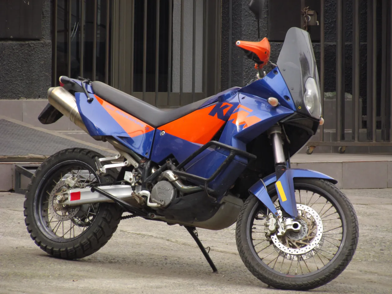 KTM 950 Adventure S variant zijaanzicht