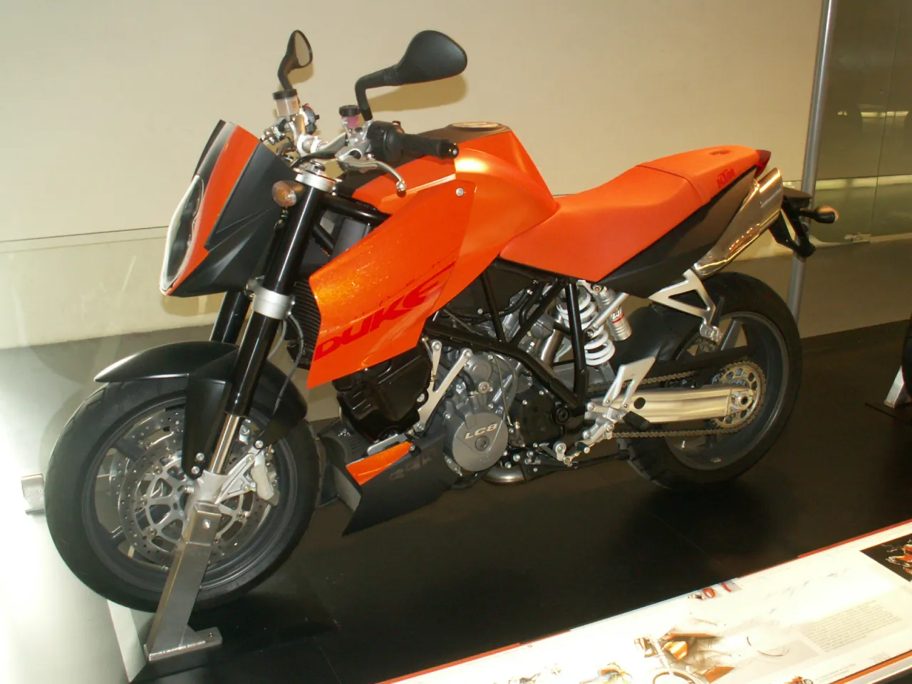 KTM 990 Super Duke oranje naakte motorfiets