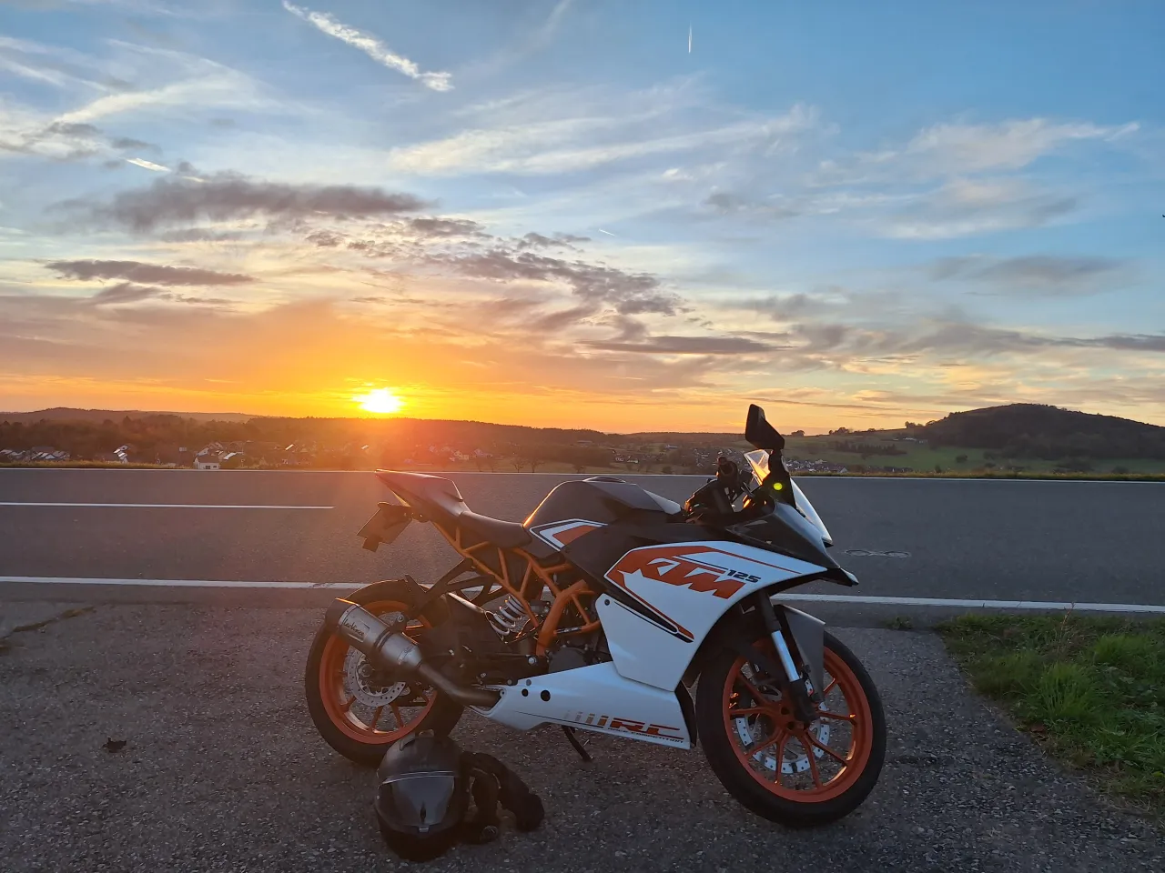 Oranje KTM RC 125 2017 volledig gekuipte sportmotor