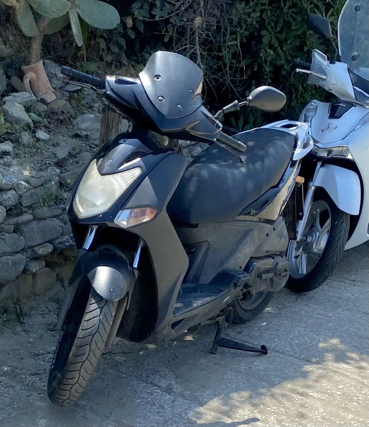 Kymco Agility R16 125 scooter side view