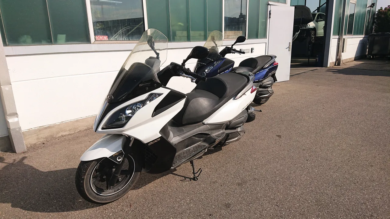 Kymco Downtown 300i maxi-scooter op straat