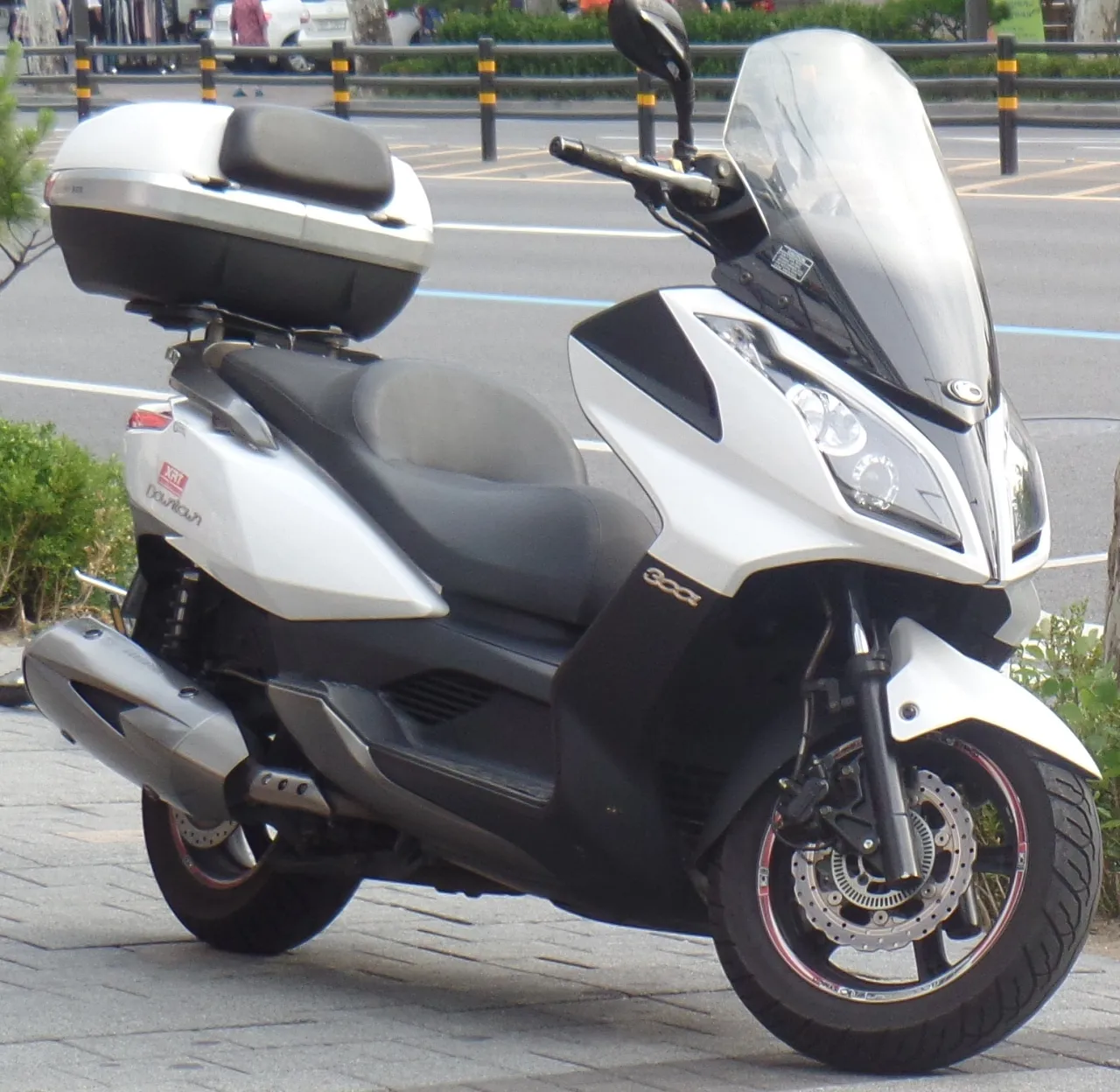 Kymco Downtown 300i maxi-scooter in grijs