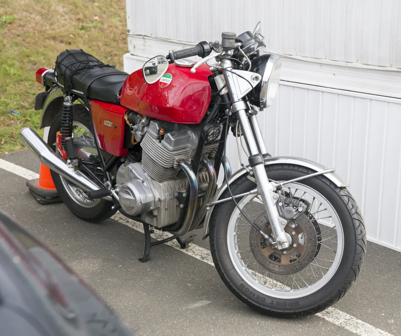 1974 Laverda 1000 3C in rood, driekwart vooraanzicht