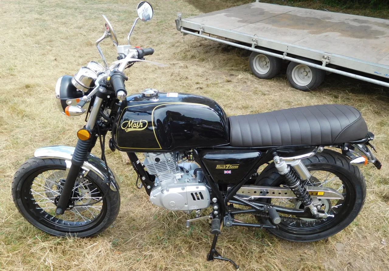 Mash Black Seven 125 retro naked bike zijaanzicht