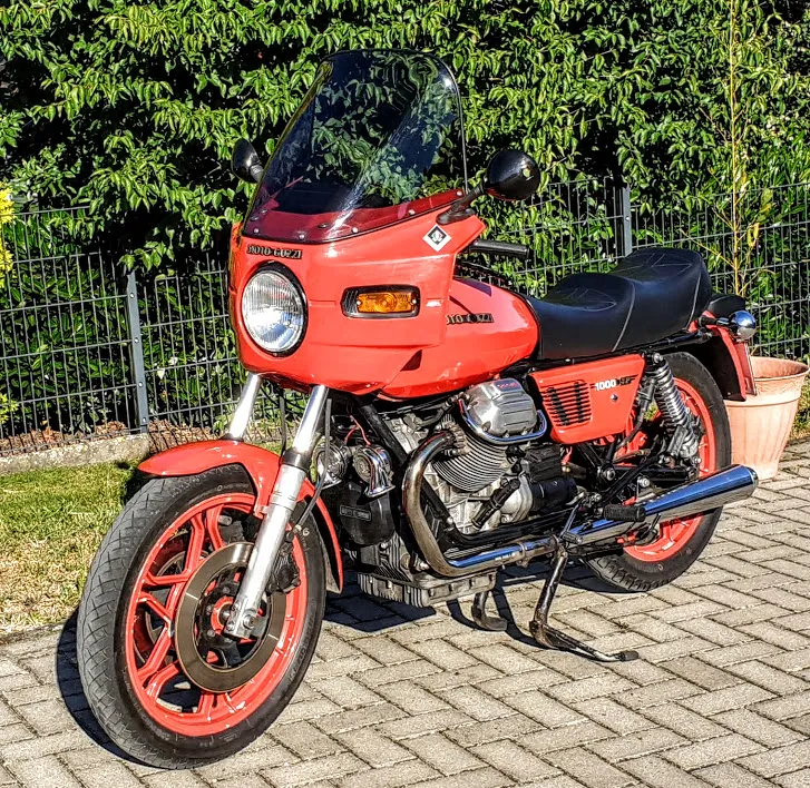 Moto Guzzi 1000 SP sport-touring motor in rood