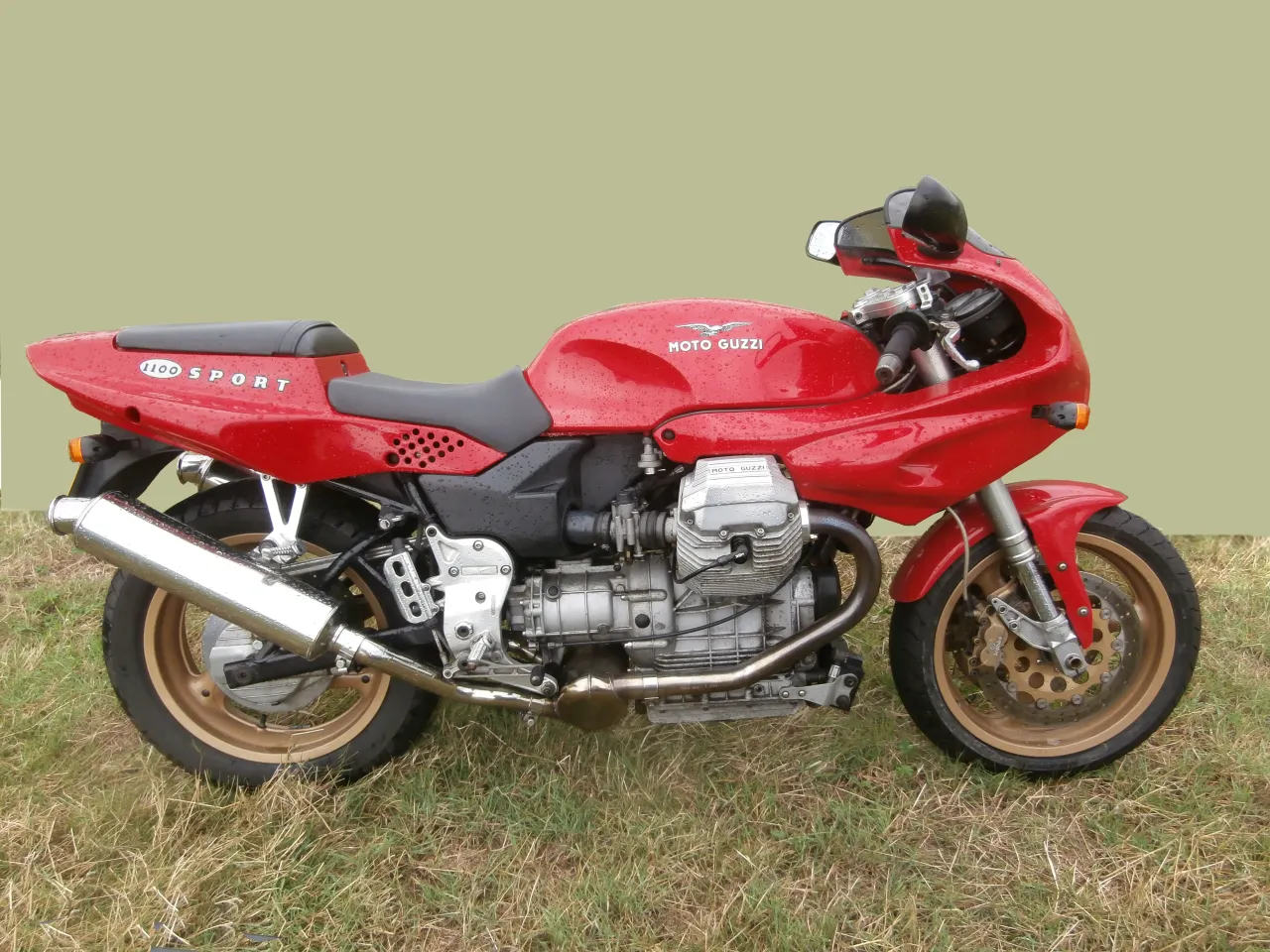 Moto Guzzi 1100 Sport op witte achtergrond