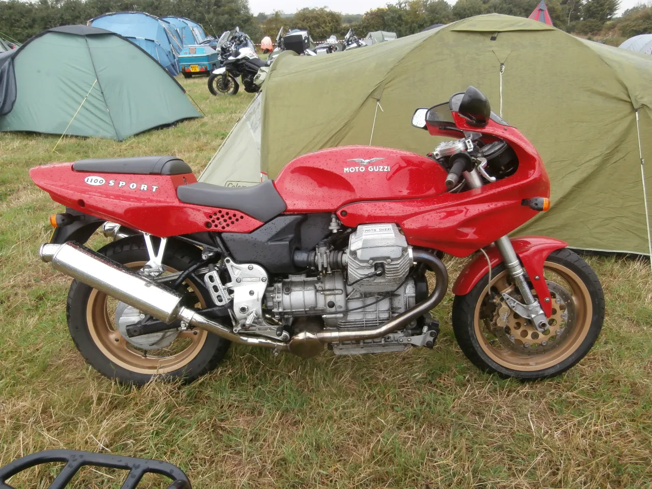 Moto Guzzi 1100 Sport zijaanzicht