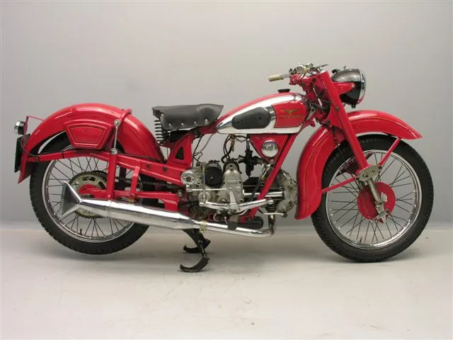 Moto Guzzi Airone 250 cc 1947 zijaanzicht