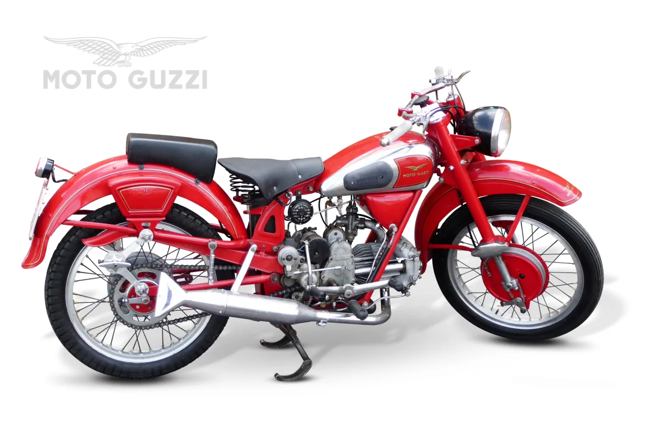 Moto Guzzi Airone 250 cc rood op witte achtergrond