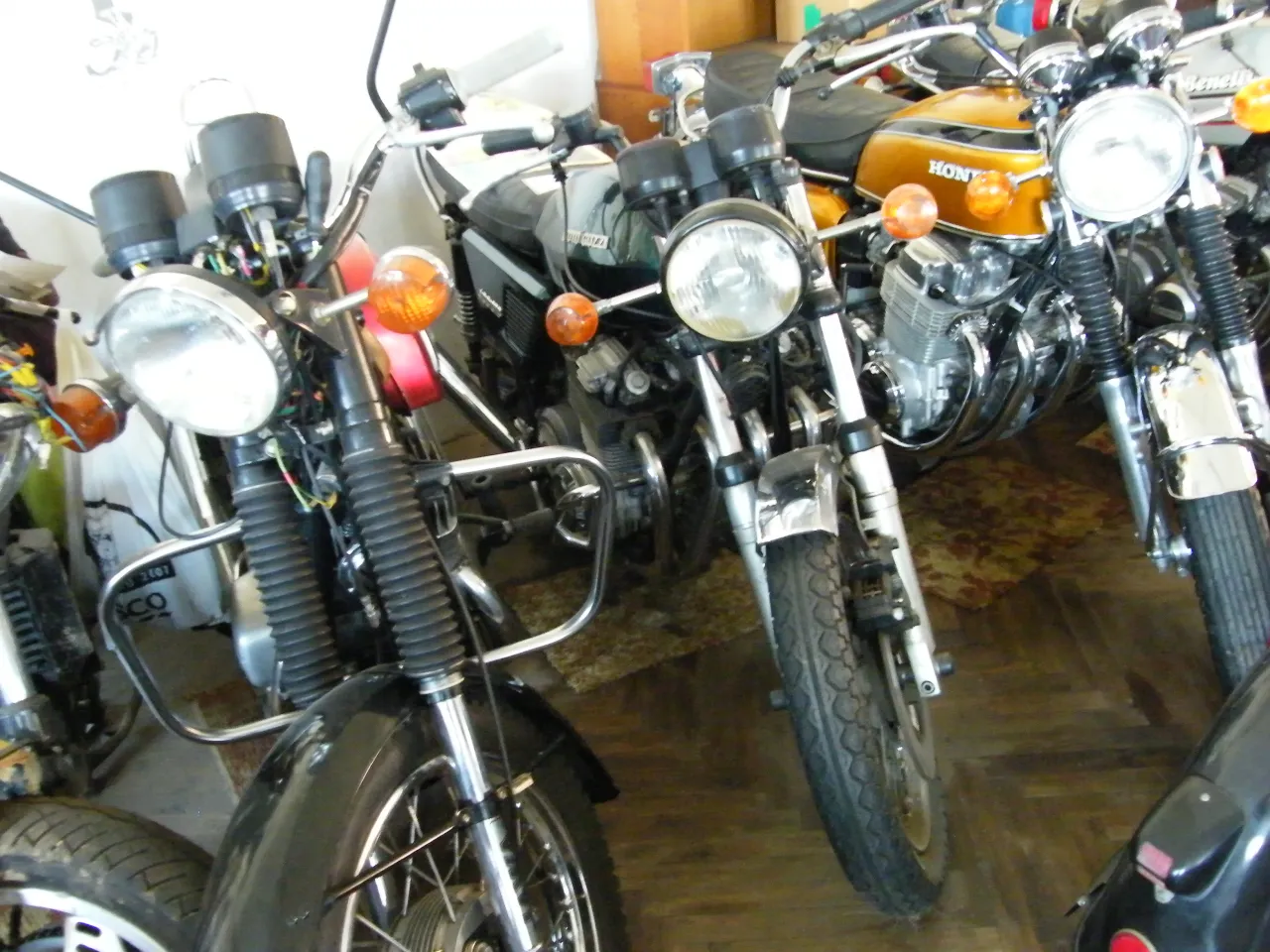 Moto Guzzi 400 GTS zijaanzicht