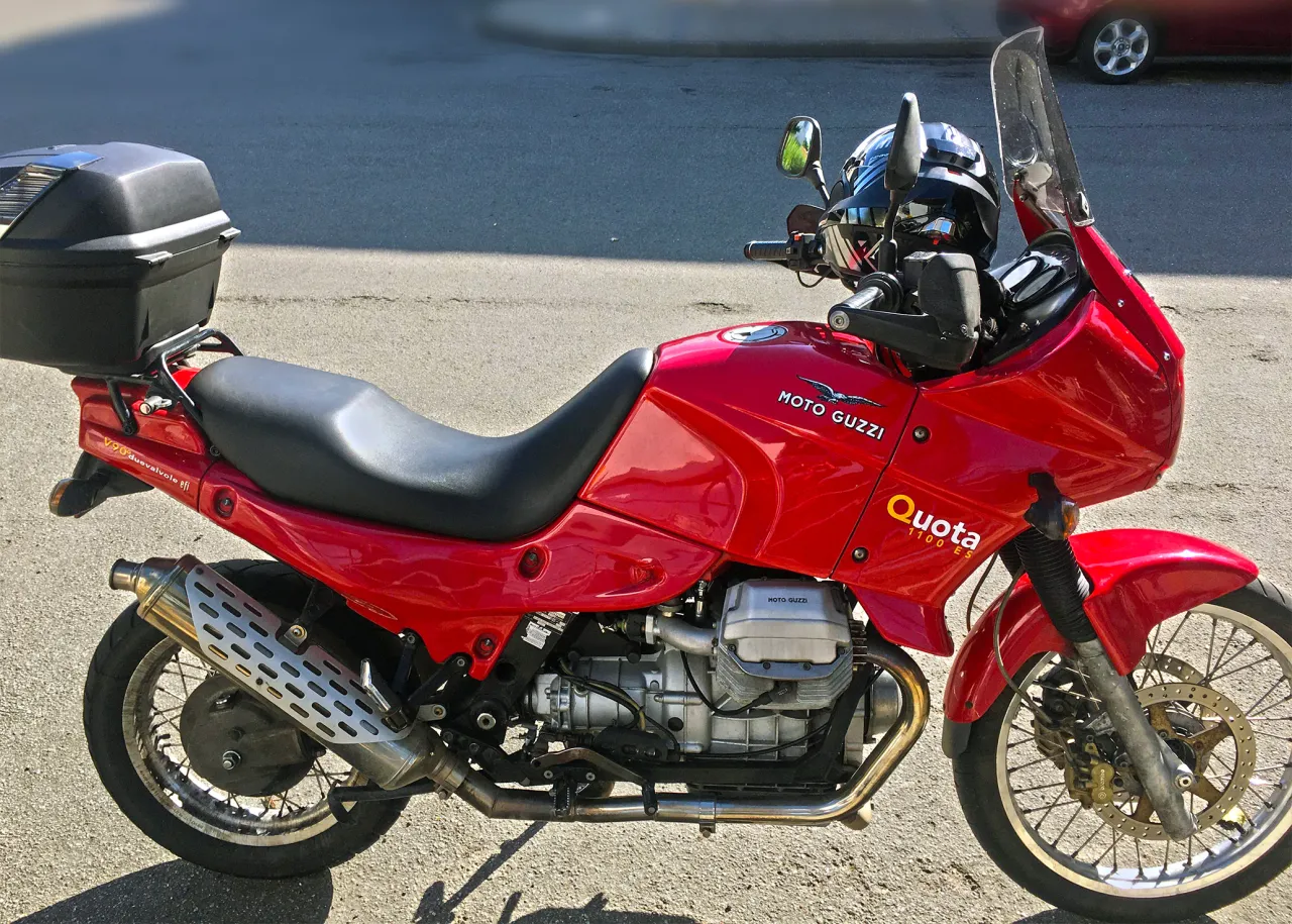 Moto Guzzi Quota 1100 ES zijaanzicht