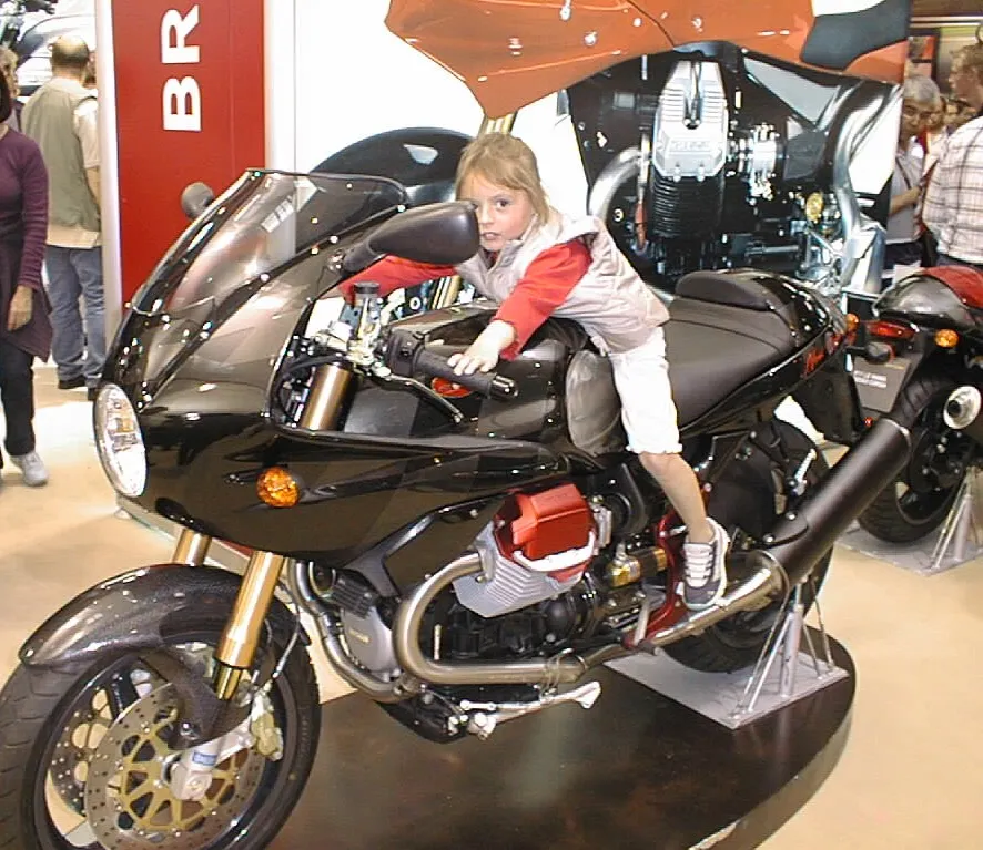 Moto Guzzi V11 Le Mans in zwart zijaanzicht