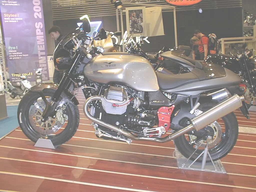 Moto Guzzi V11 Sport in rood zijaanzicht
