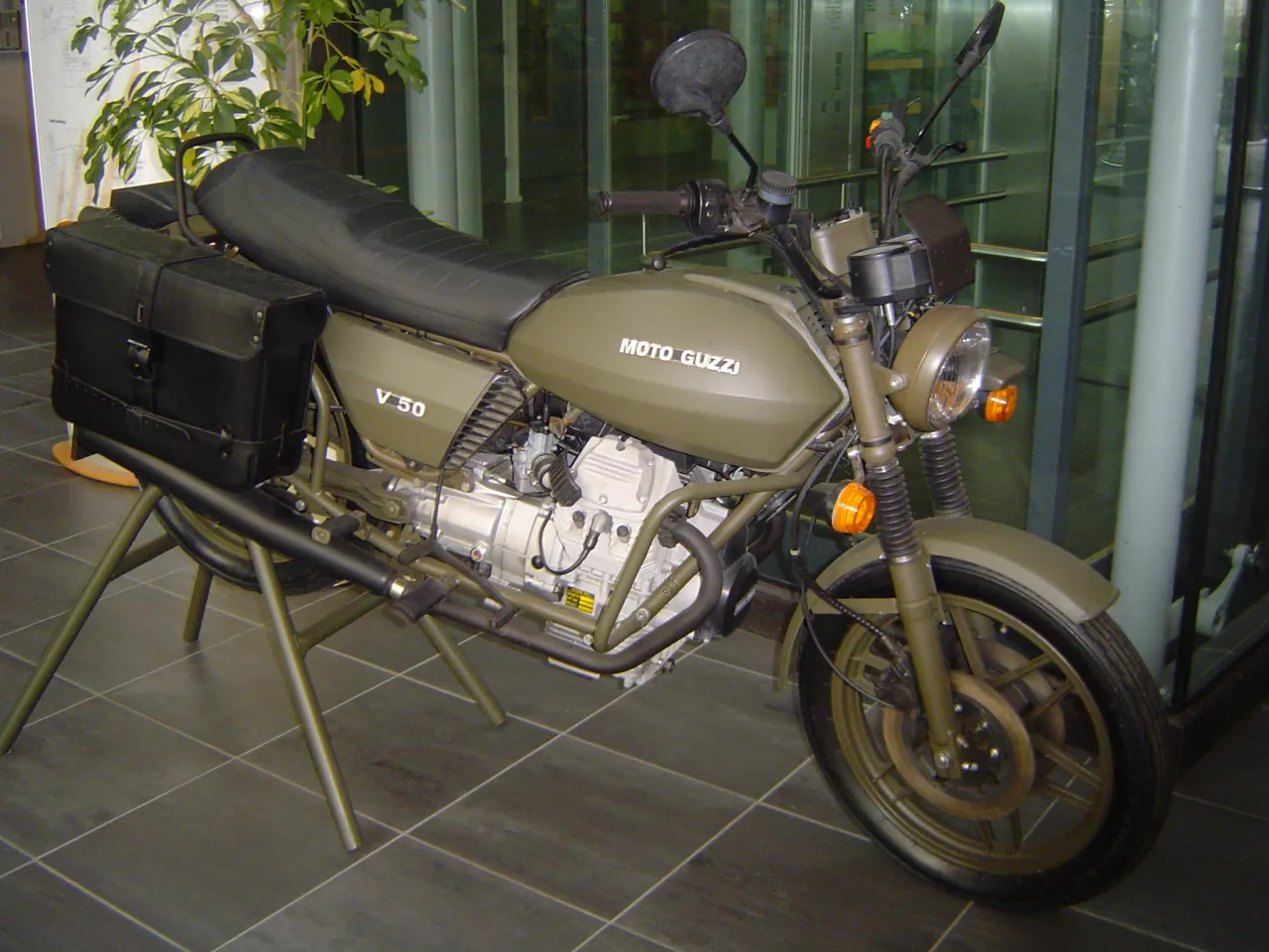 Moto Guzzi V 50 klassieke motorfiets zijaanzicht