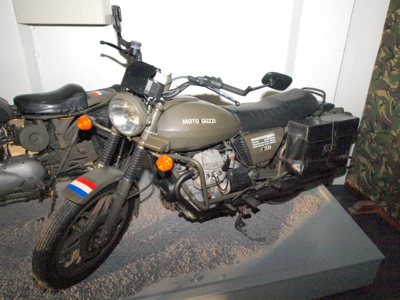 Moto Guzzi V50 motorfiets zijaanzicht