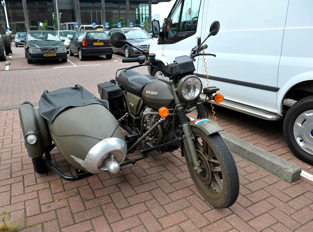 Moto Guzzi V50 klassieke motor op straat