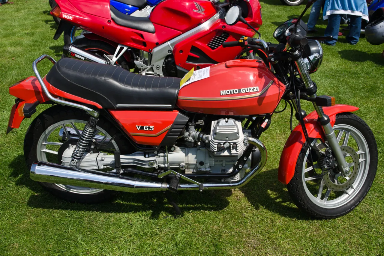 Moto Guzzi V65 uit 1986 zijaanzicht