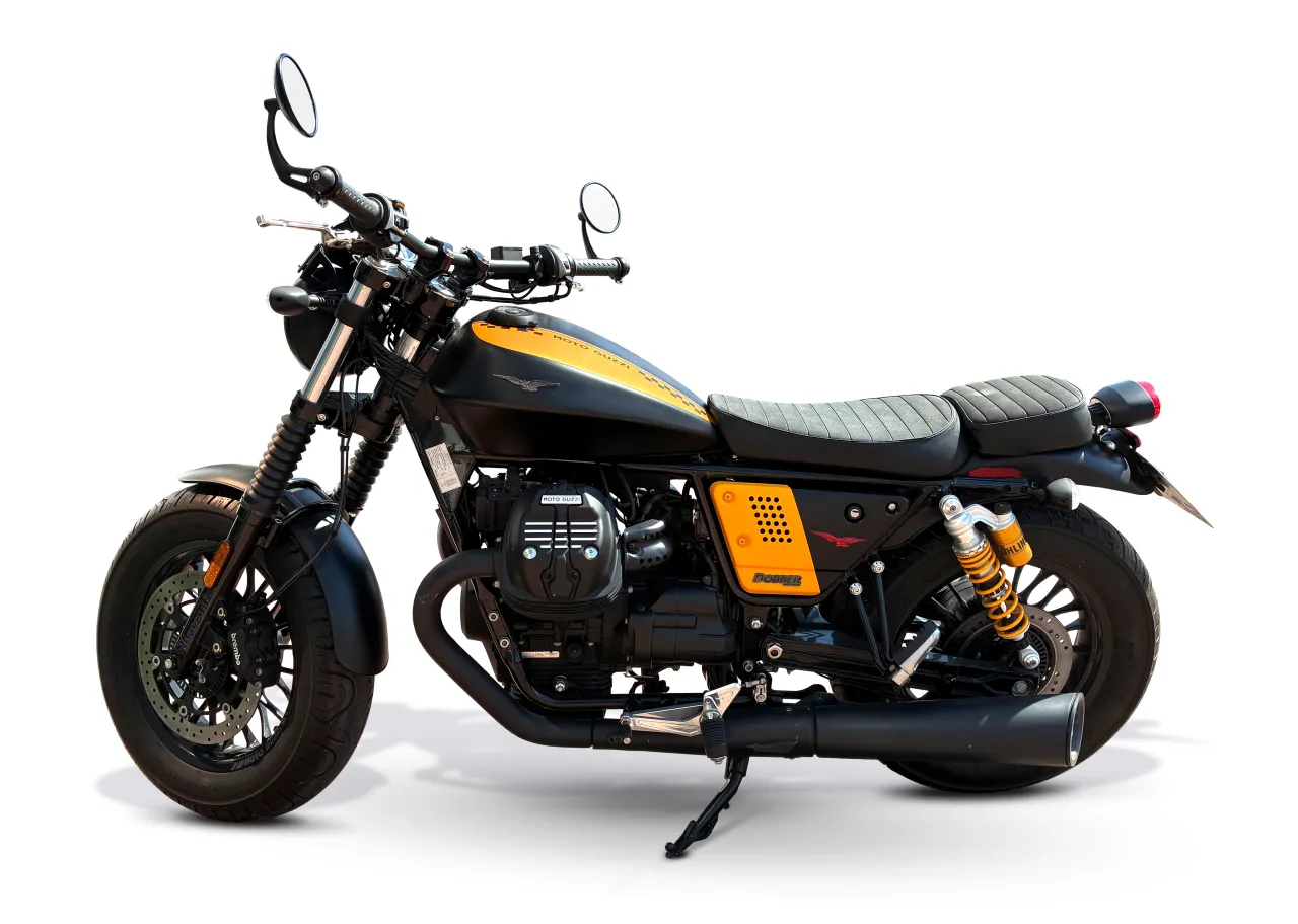 Moto Guzzi V9 Bobber linkerzijde op witte achtergrond