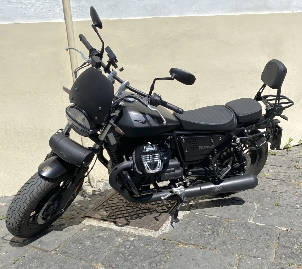 Moto Guzzi V9 Bobber in zwart