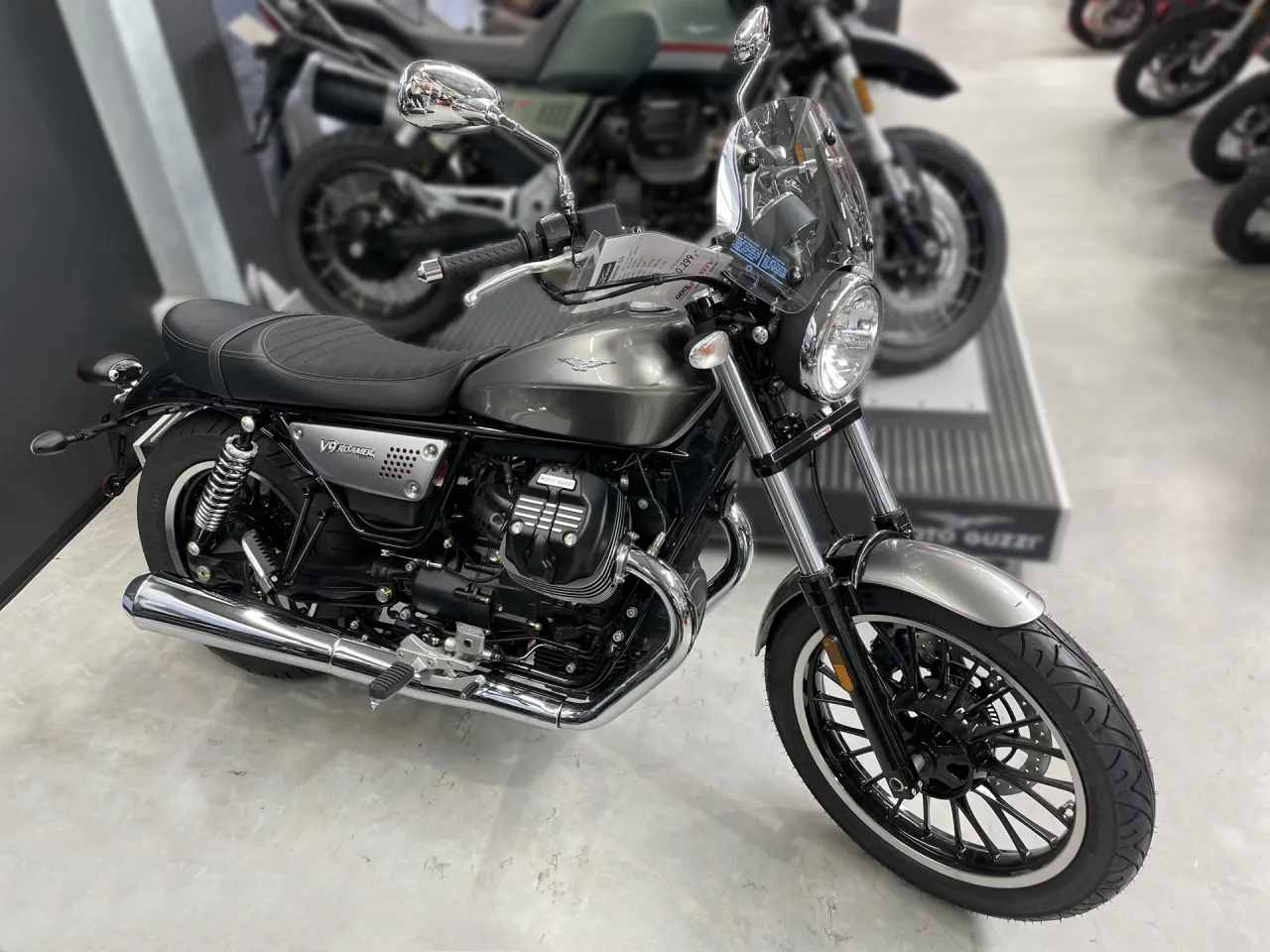 Moto Guzzi V9 Roamer 2022 zijaanzicht
