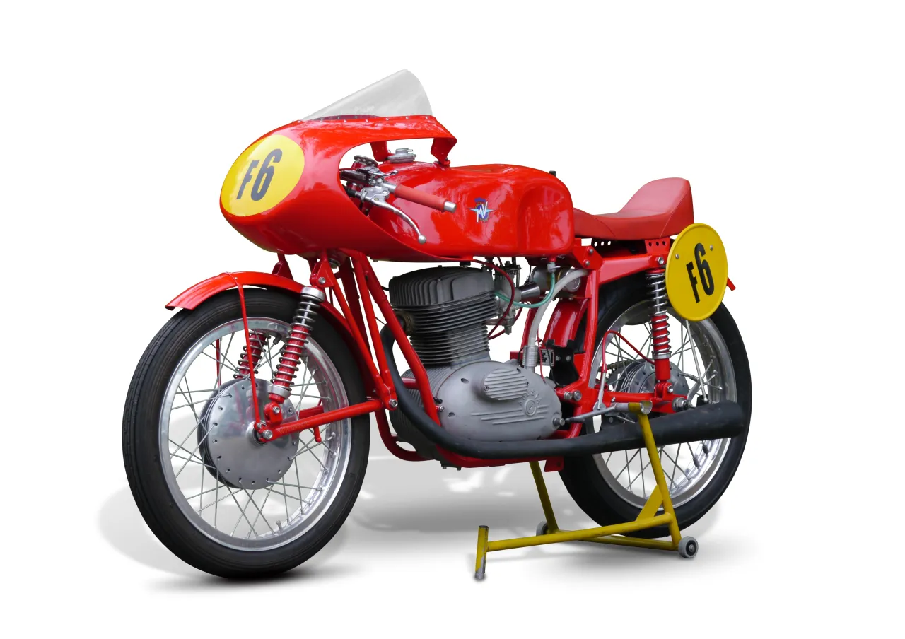MV Agusta 175 CSS op witte achtergrond zijaanzicht