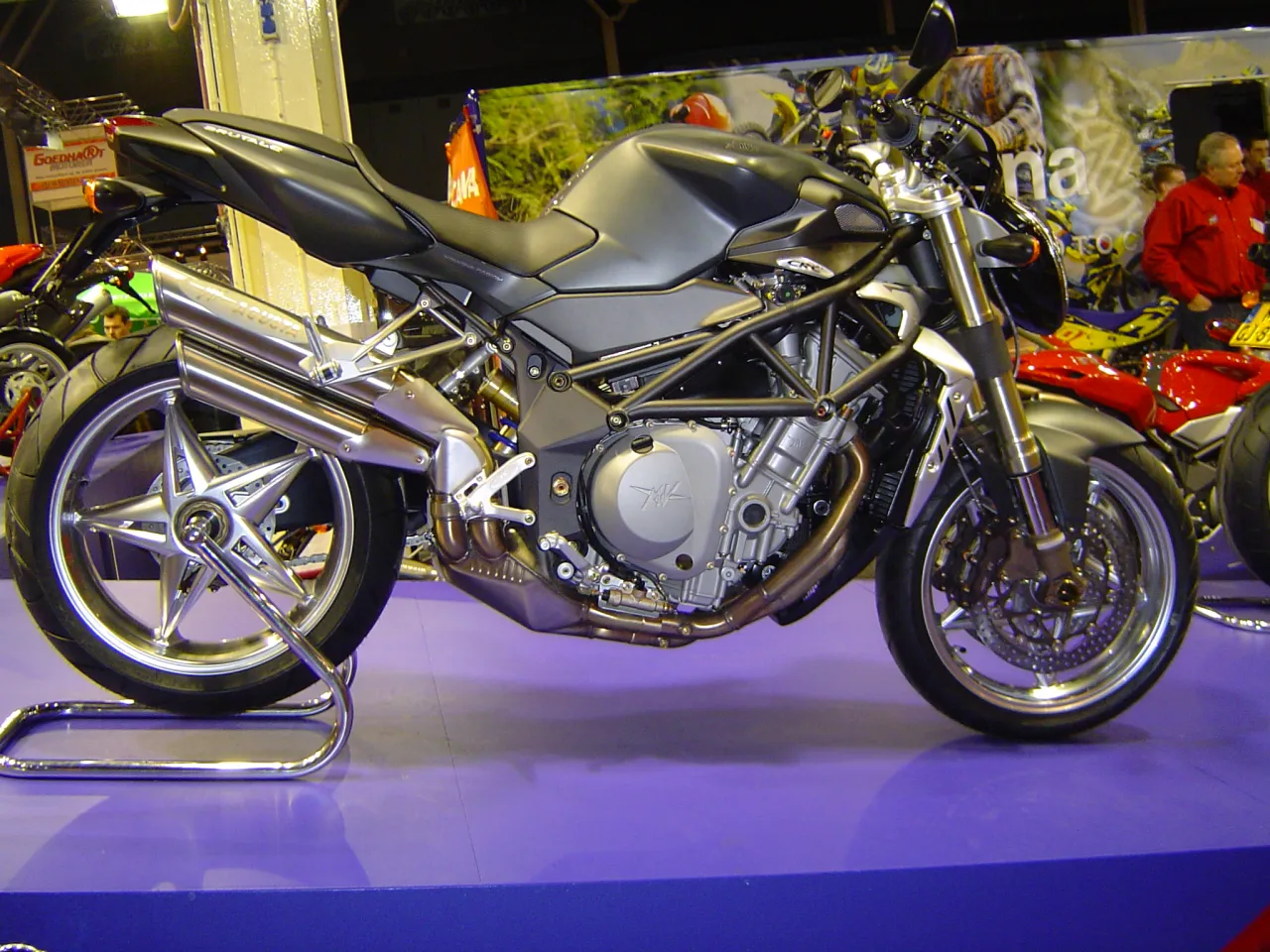 MV Agusta Brutale 1000 zijaanzicht