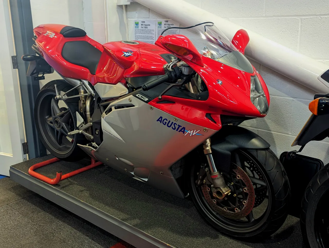 MV Agusta F4 750S uit 1999 zijaanzicht