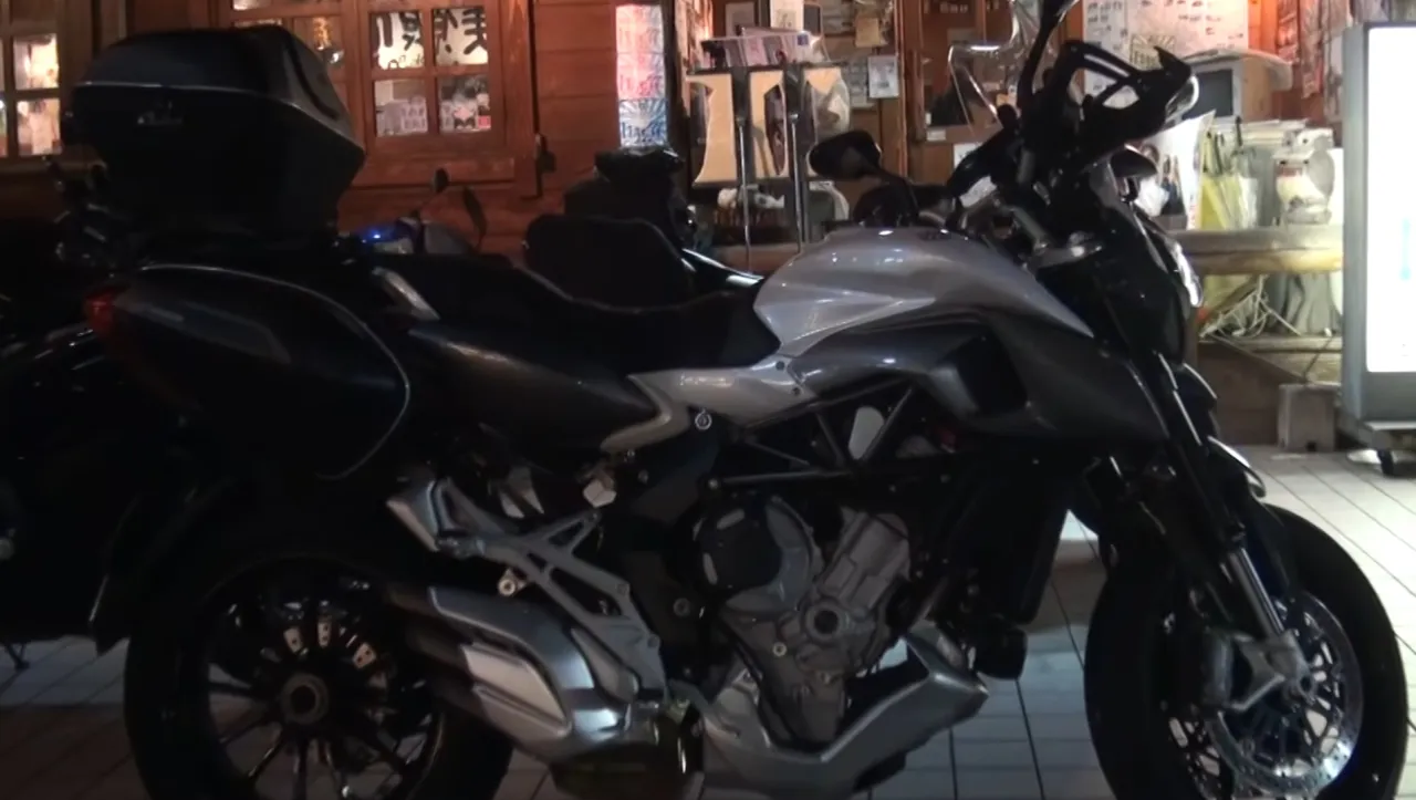 2016 MV Agusta Stradale 800 in zijaanzicht op een tentoonstelling