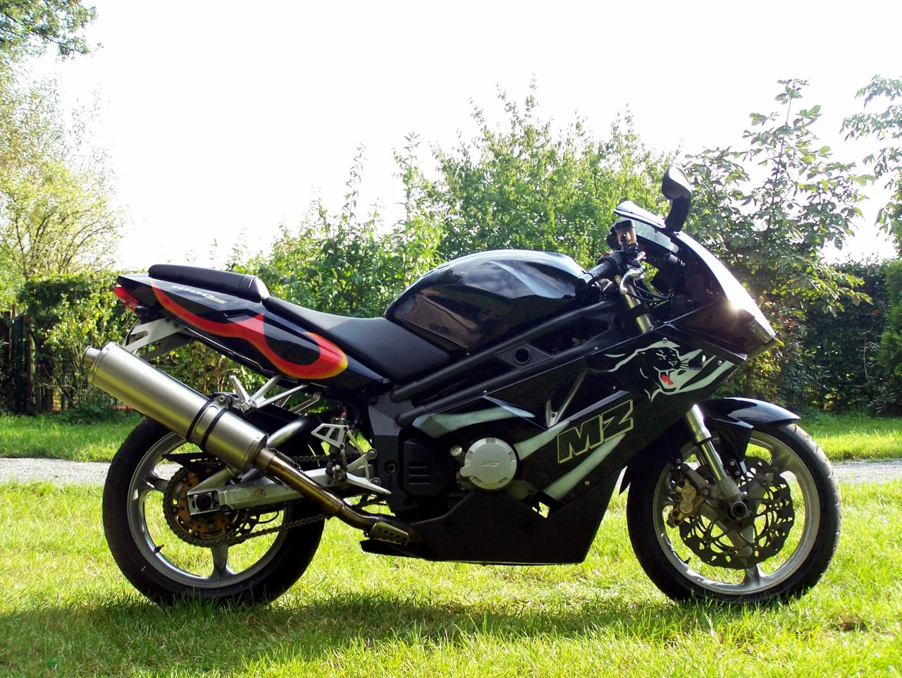 MZ 1000 S zijaanzicht wit