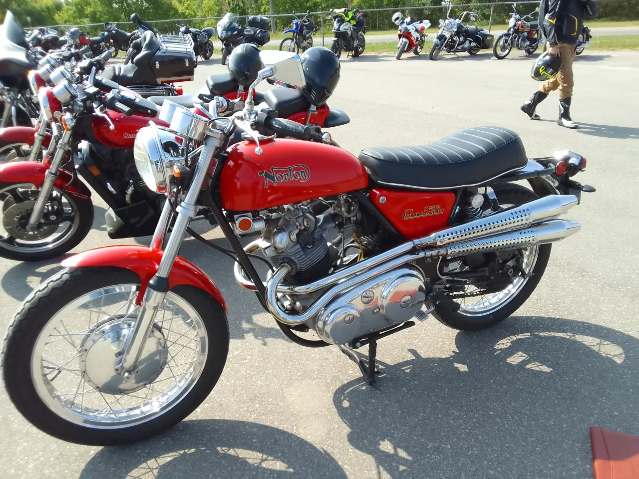 1970 Norton Commando S in oranje zijaanzicht