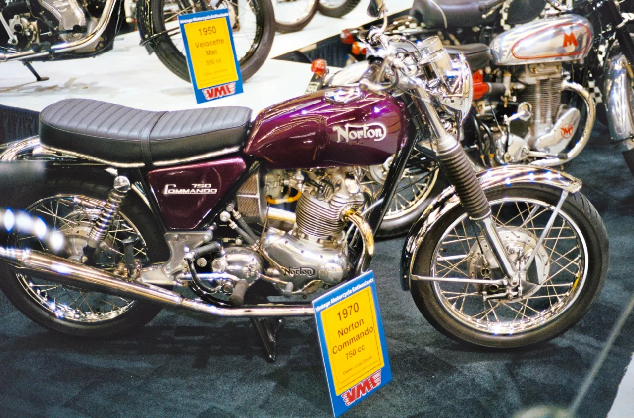 1970 Norton Commando 750 zijaanzicht