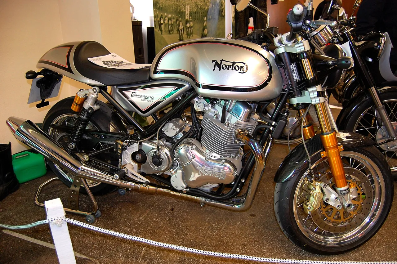 Norton Commando 961 Sport op een motorshow