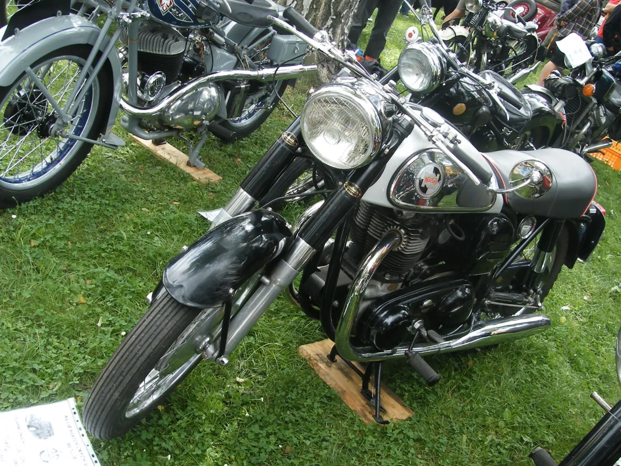 Norton Dominator 1956 zijaanzicht