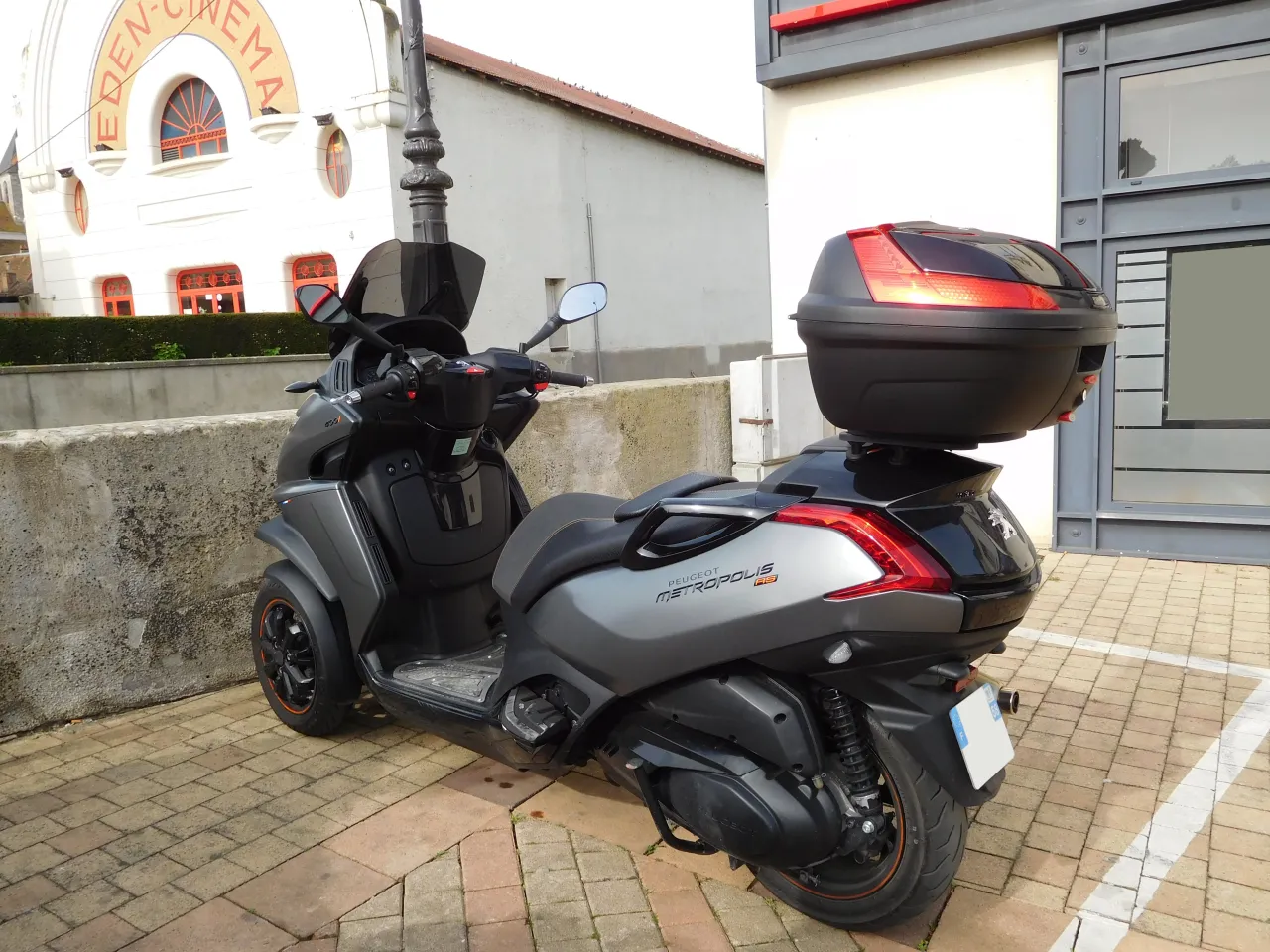 Peugeot Metropolis 400 RS driewieler scooter zijaanzicht
