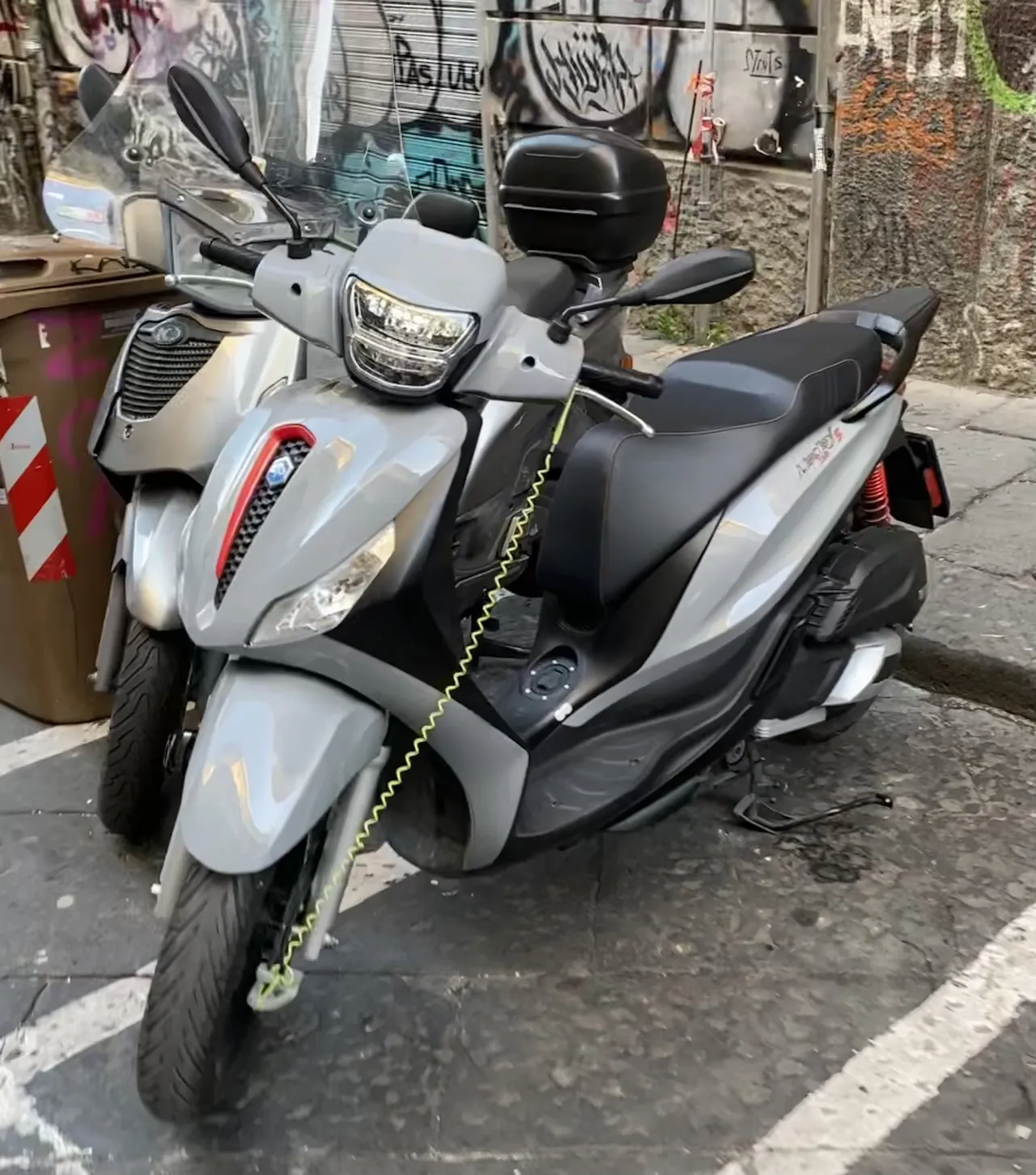 Piaggio Medley S scooter, zijaanzicht