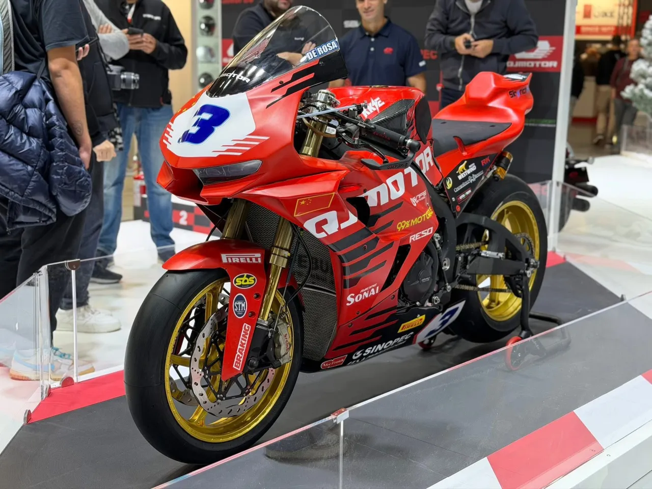 QJMotor SRK 800 RS sportmotor zijaanzicht