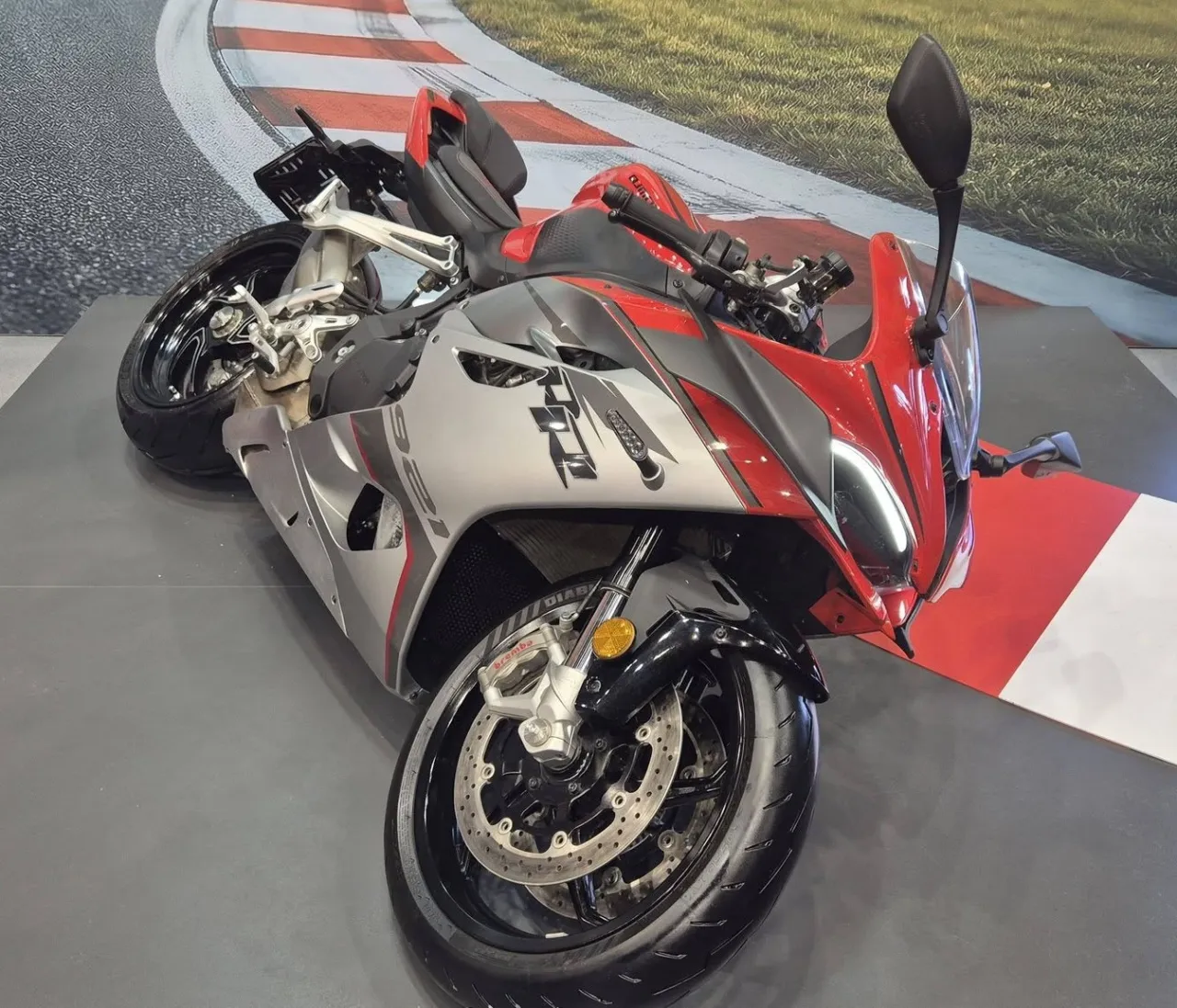 QJMotor SRK 921 RR naked sport motorcycle