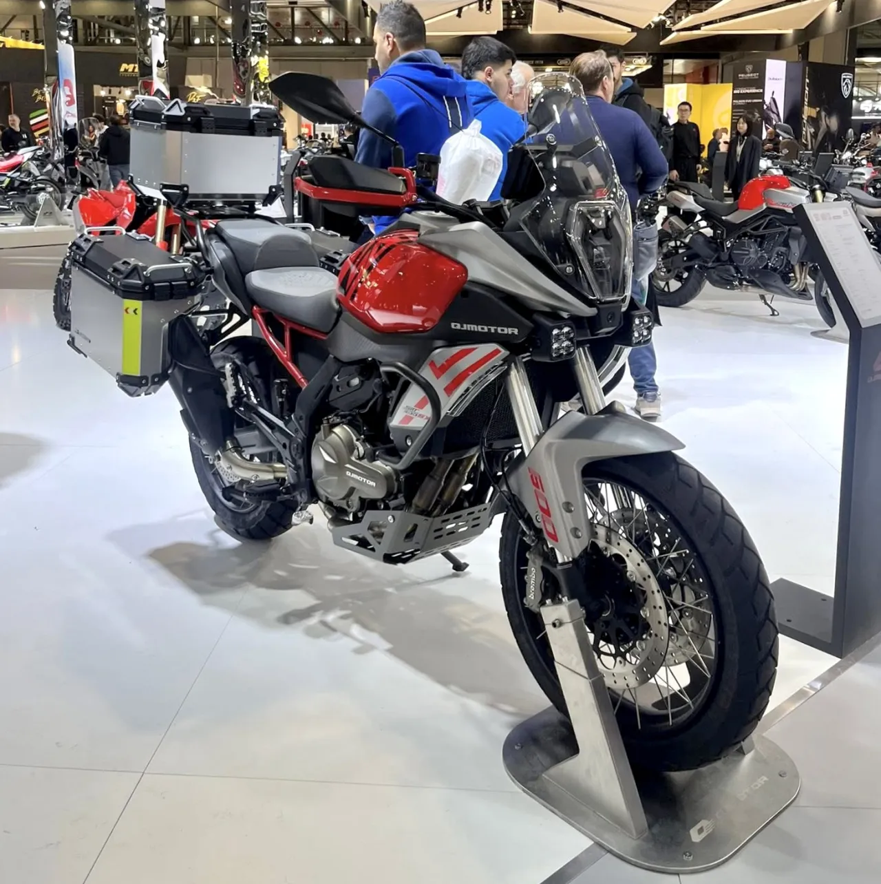 QJMotor SRT 600 SX 2026, zijaanzicht