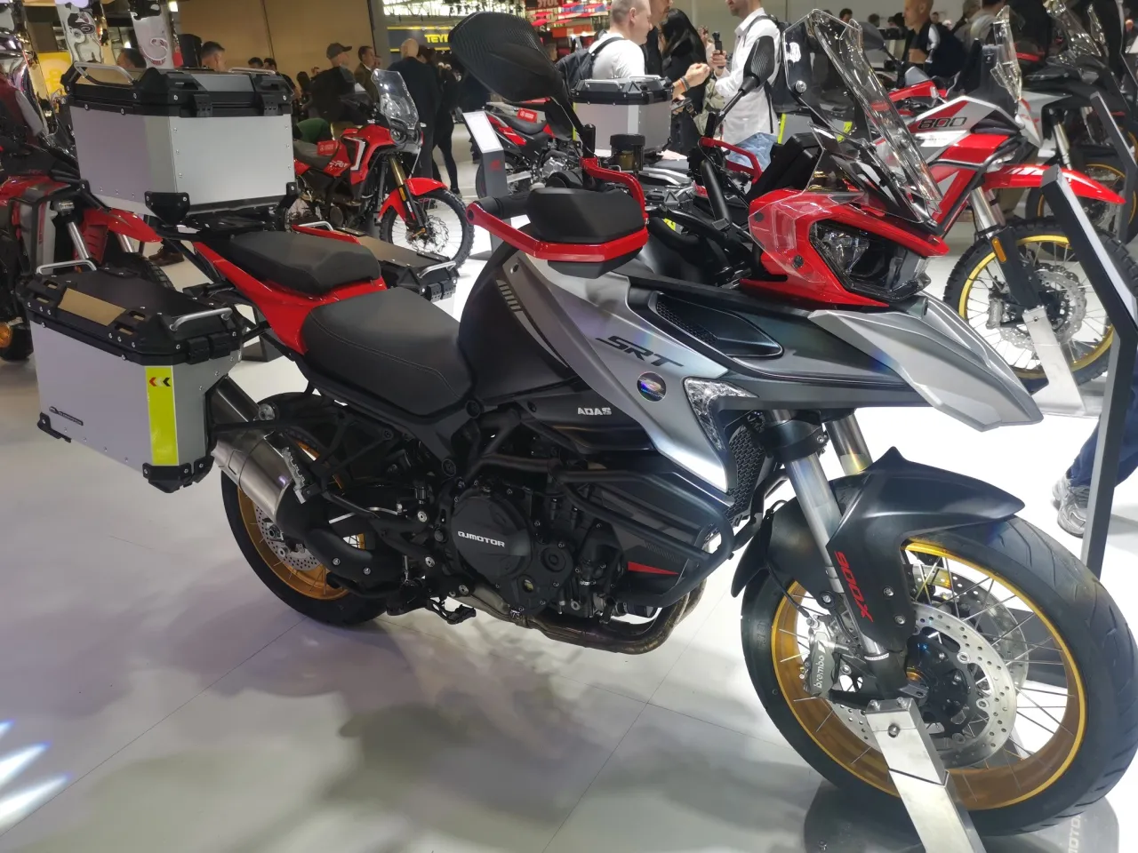 QJMotor SRT 900 SX adventuremotor schuin van voren