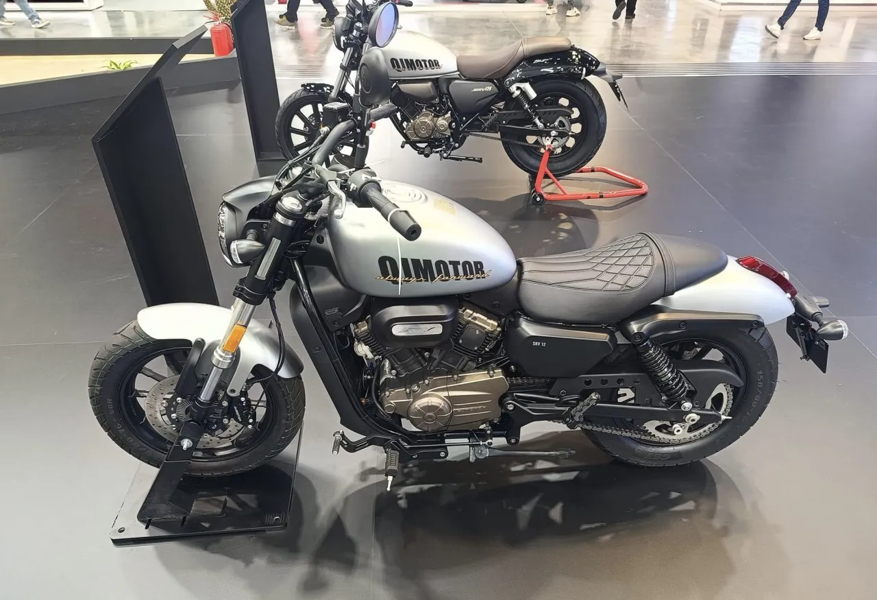 QJMotor SRV 125 naked streetbike, zijaanzicht