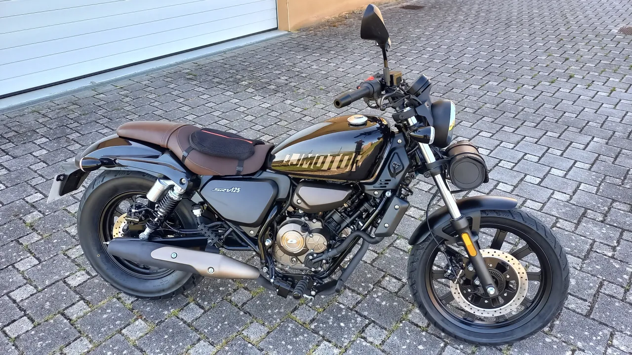QJMotor SRV 125 in zwart, rechter zijaanzicht