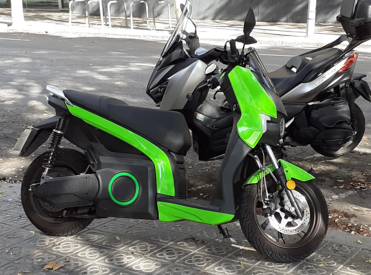 Silence S01 elektrische scooter op straat in Barcelona