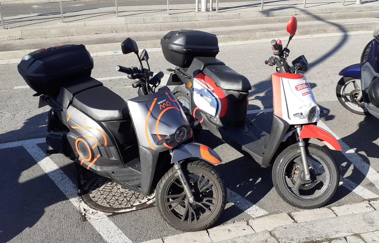 Silence S02 scooter geparkeerd in Barcelona