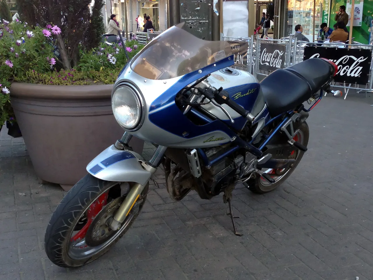 Suzuki GSF400 Bandit uit 1990 zijaanzicht