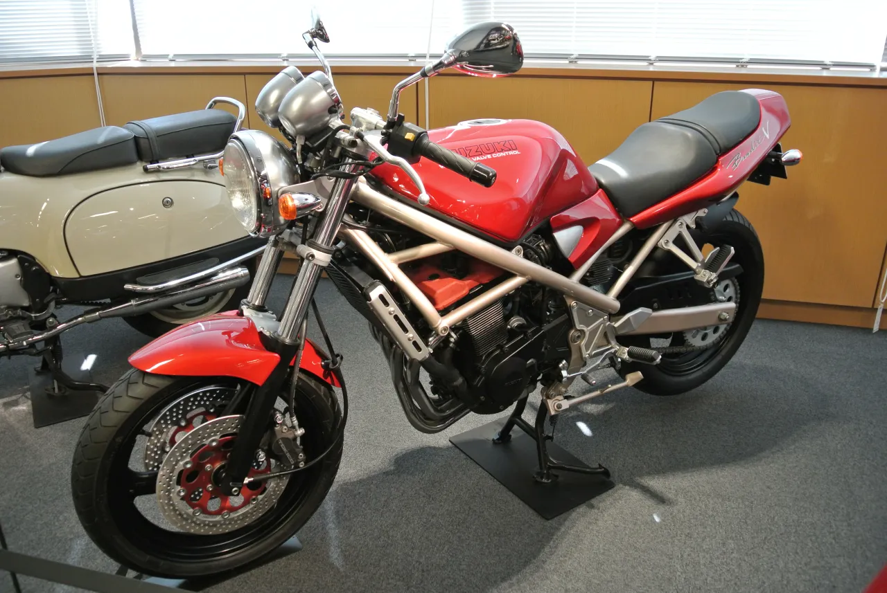 Suzuki Bandit 400V zijaanzicht in museum