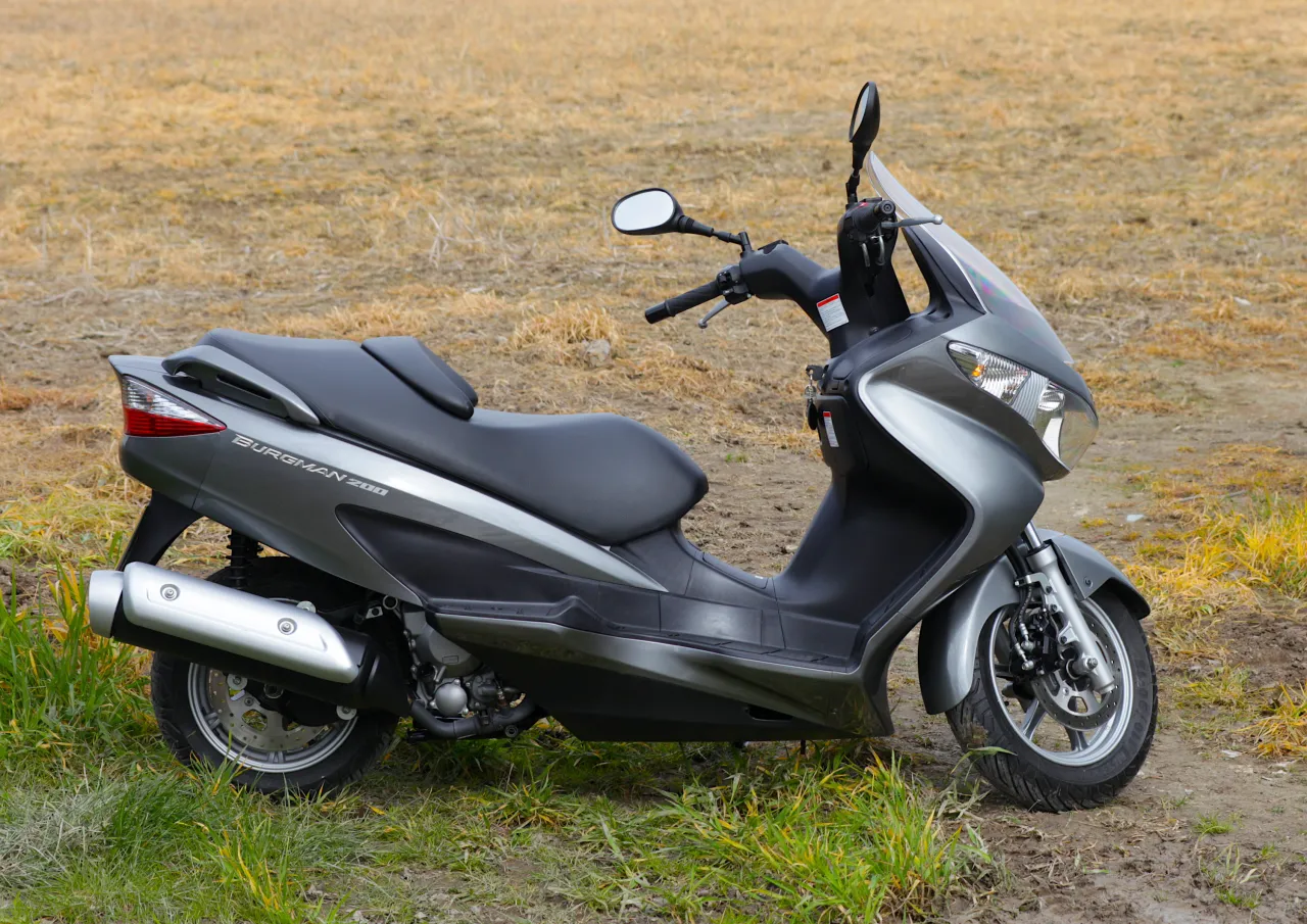 Suzuki Burgman 200 scooter geparkeerd op straat
